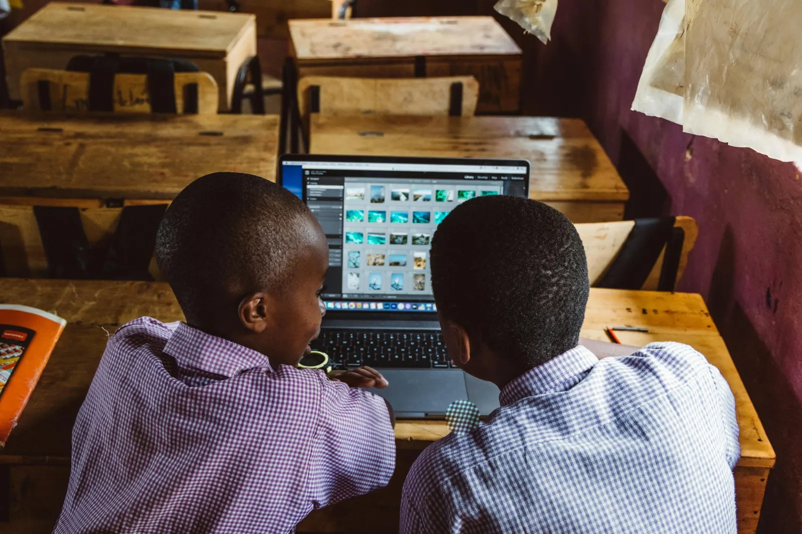 Élèves africains apprenant sur un ordinateur portable en classe